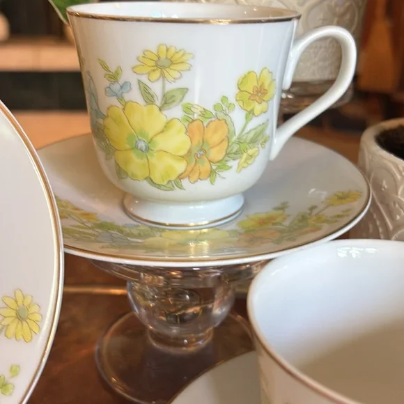 Ekco Cups and Saucers Spring Bouquet Pattern - Picture 3 of 14